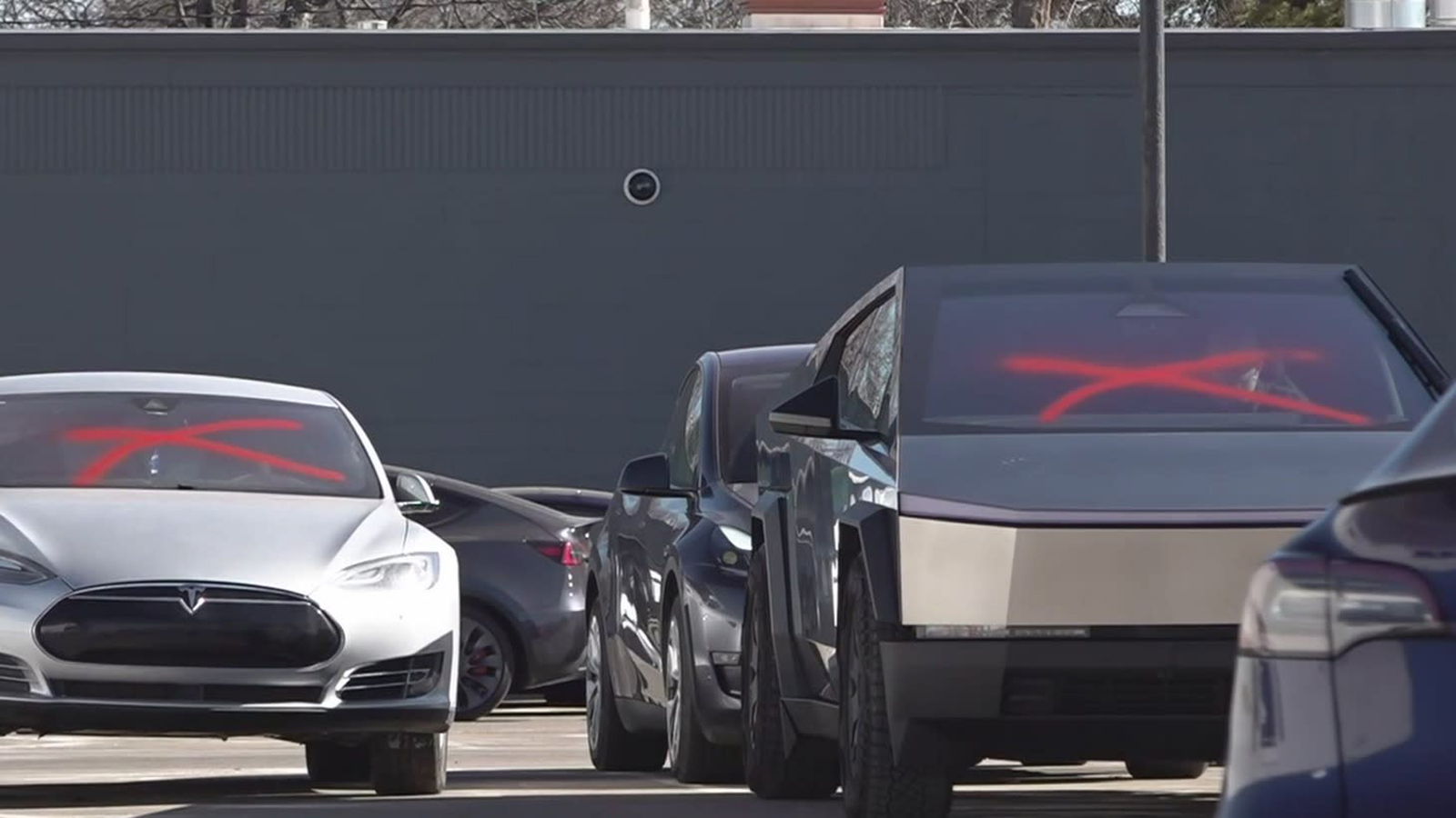 Εκθέσεις της Tesla γίνονται στόχος βανδαλισμών εξαιτίας του Elon Musk